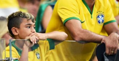 La delusione per l'eliminazione dai mondiali negli occhi di un giovanissimo tifoso brasiliano.